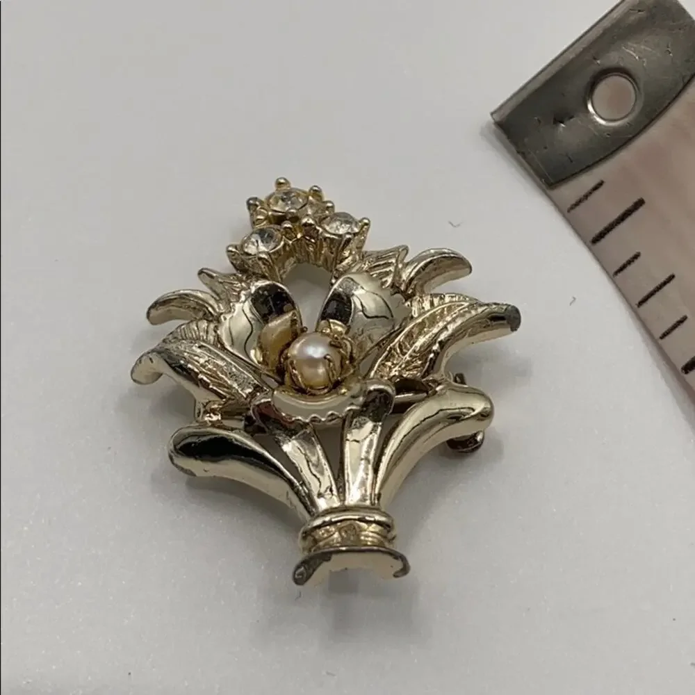 Light gold tone bouquet floral Brooch